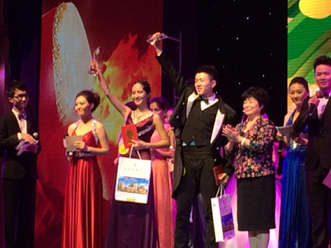 麻豆三级片
学子曹瀚文荣膺全校礼仪模特大赛冠军2